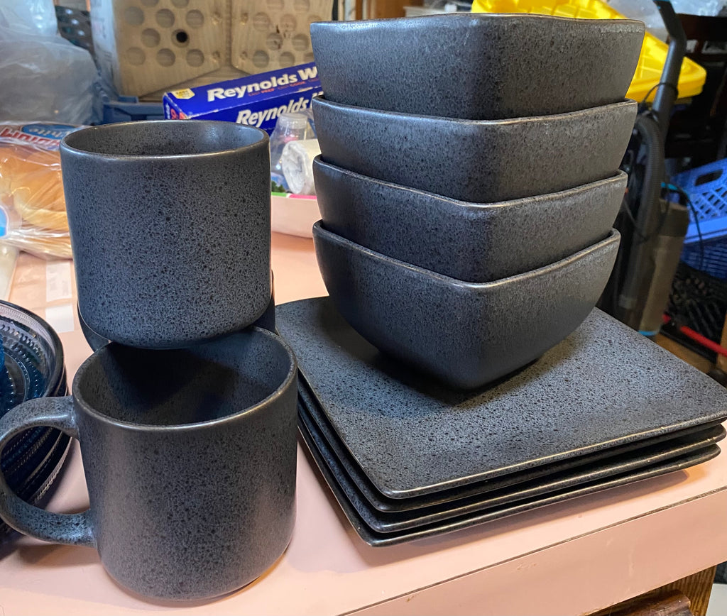 Better Homes & Garden dish set